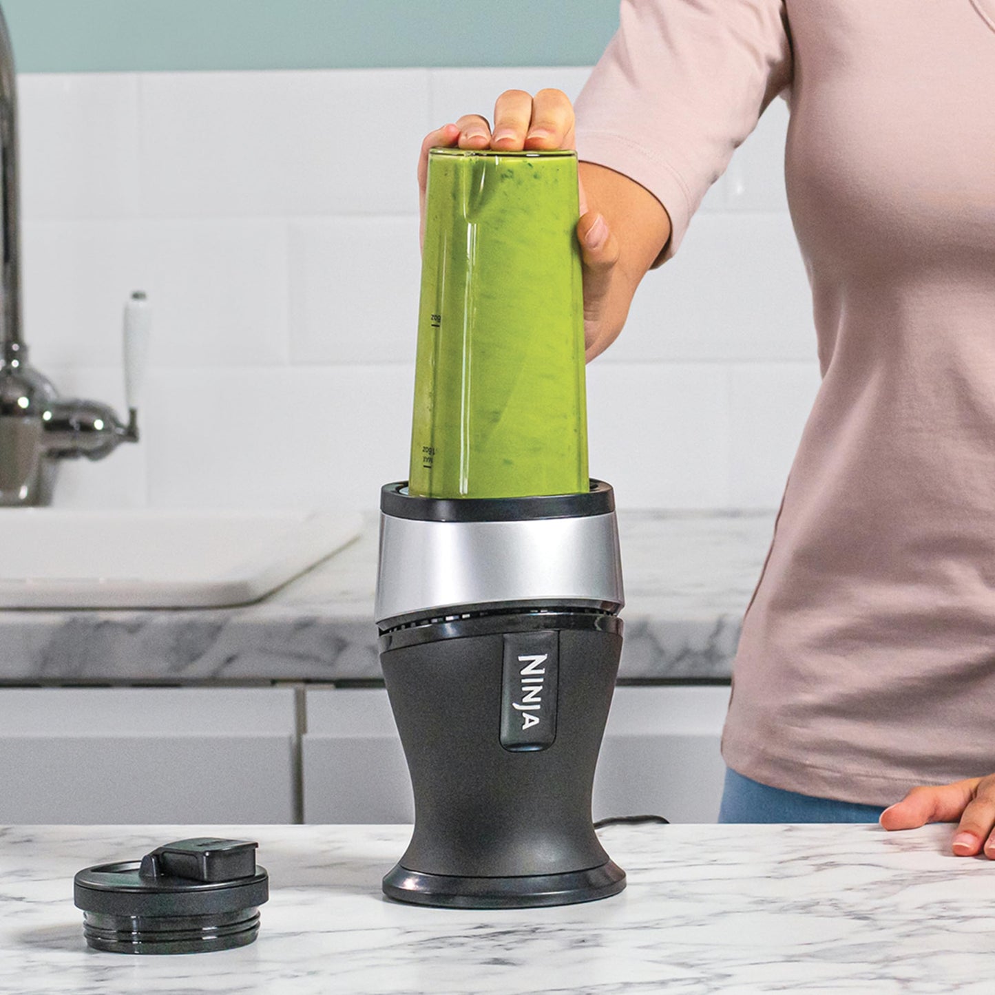 Ninja 700W Slim Smoothie Maker, 2x 470ml Cups with Spout Lids, Crushes Ice & Frozen Fruit