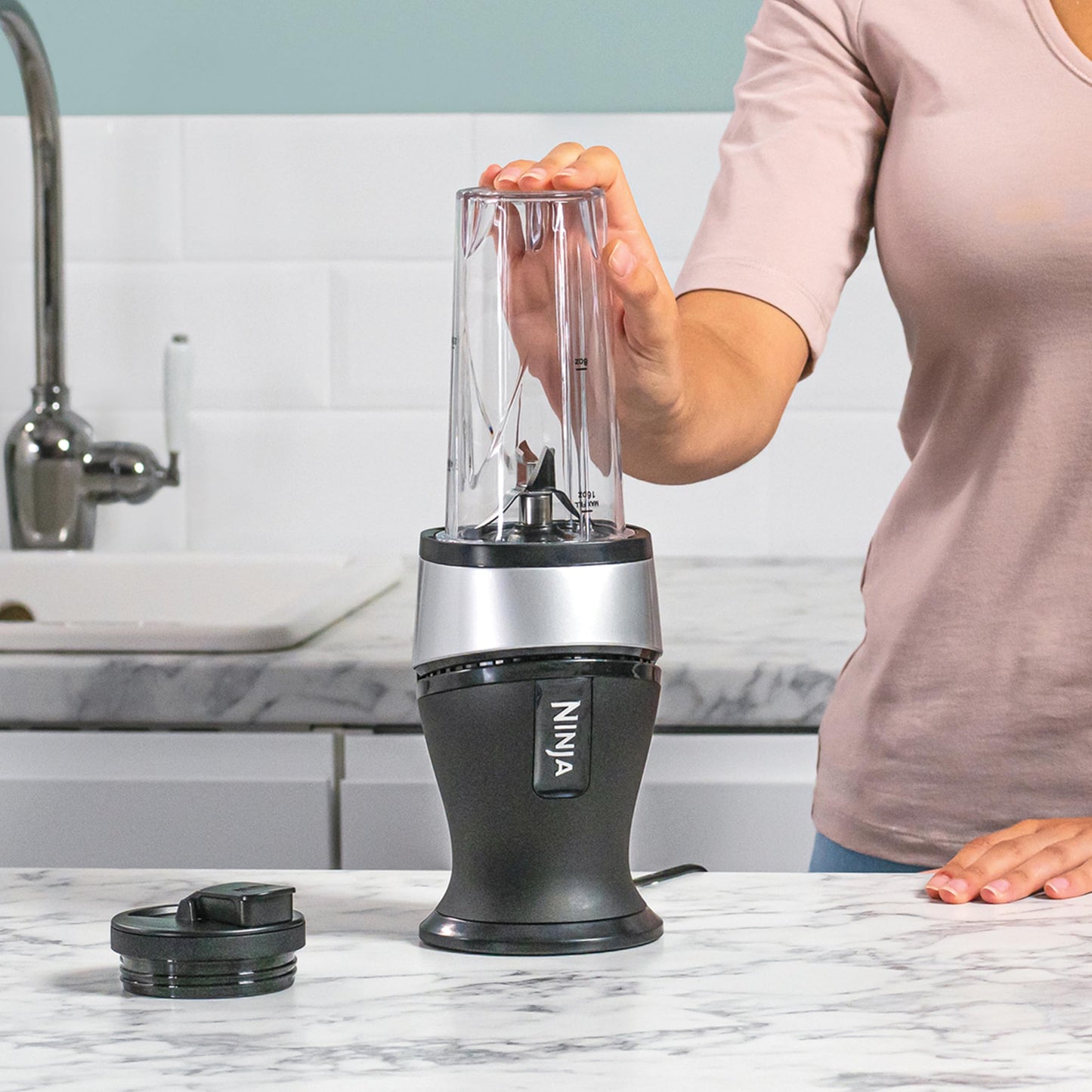 Ninja 700W Slim Smoothie Maker, 2x 470ml Cups with Spout Lids, Crushes Ice & Frozen Fruit